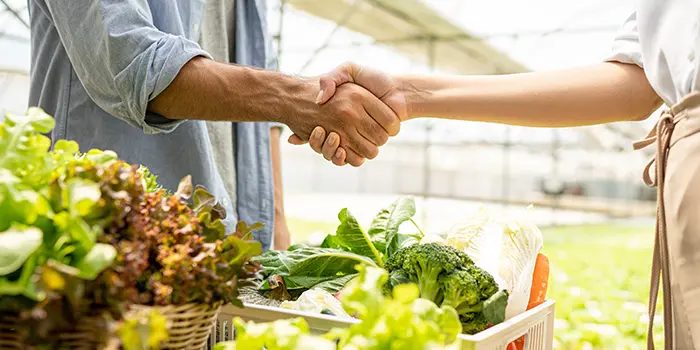 全国各地を飛び回り、地場産の旬な食材探しから拘る