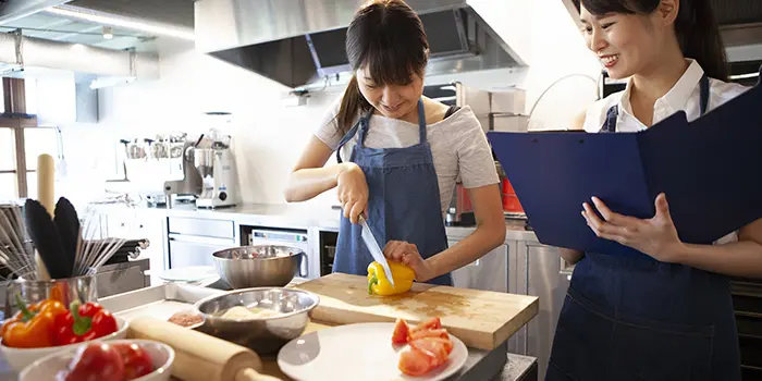 製造パートナーと管理栄養士による品質管理を徹底