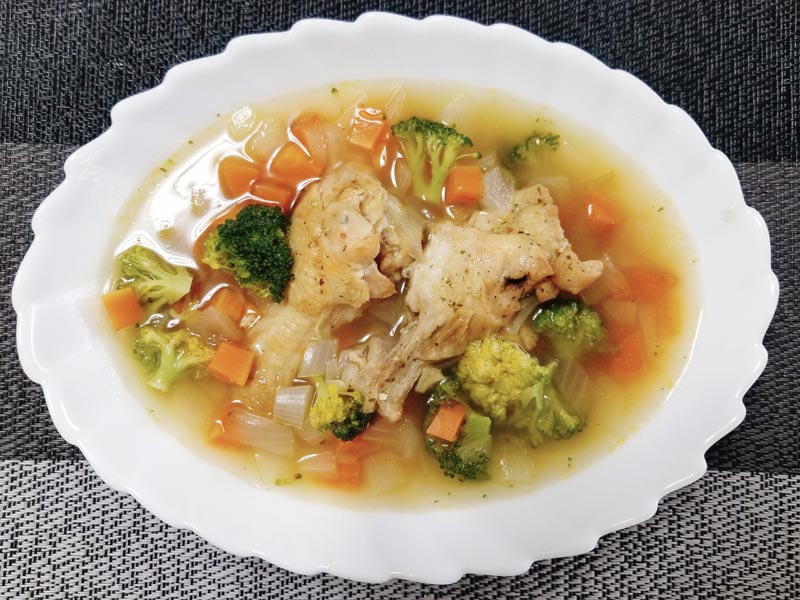社食惣菜アレンジレシピ「野菜たっぷり手羽元スープ」