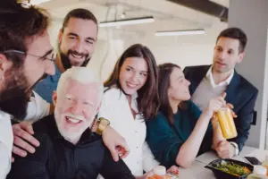 従業員の笑顔が増えれば離職率低下に繋がる