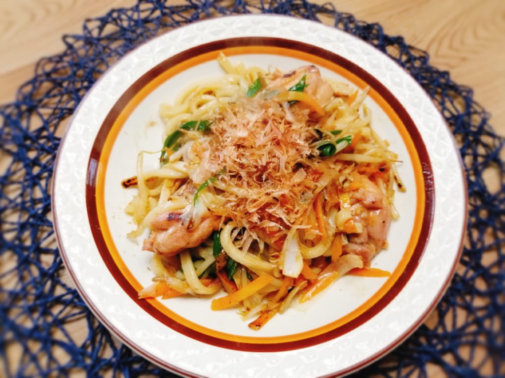 社食惣菜アレンジレシピ「鶏肉の生姜風味焼うどん」