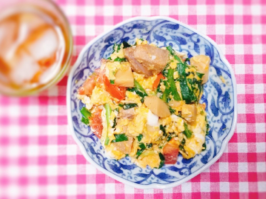 社食惣菜アレンジレシピ「黒酢酢豚のニラ玉炒め」