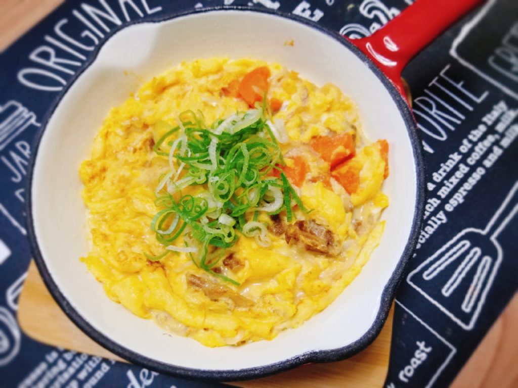 社食惣菜アレンジレシピ「和風肉じゃがオムレツ」