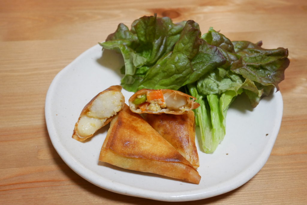 社食惣菜アレンジレシピ「サモサ風三角春巻き」