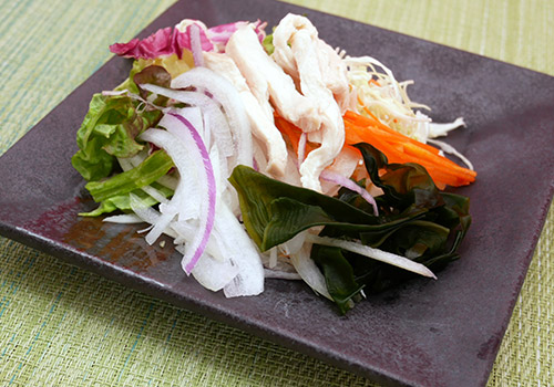 社食惣菜の食べ合せ「チキンとわかめのヘルシーサラダ」