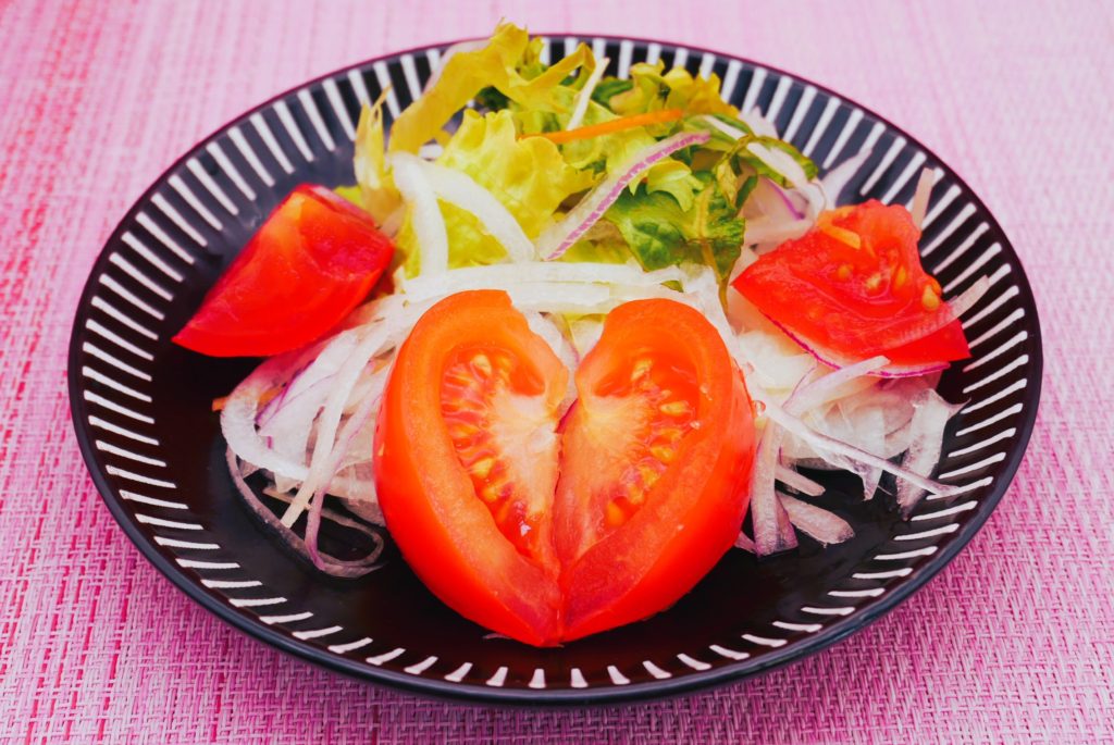 社食惣菜の食べ合せ「トマトとオニオンのサラダ」