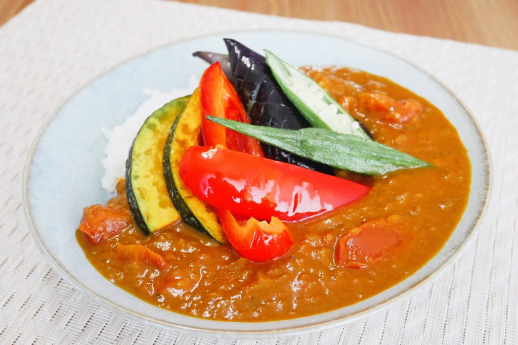 社食惣菜アレンジレシピ「夏野菜のジャワカレーうどん」