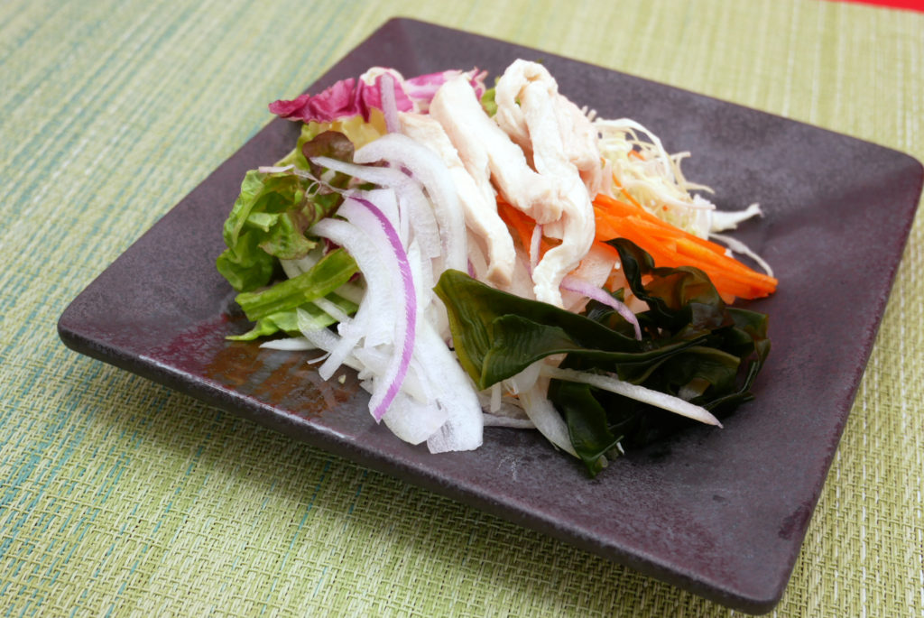 社食惣菜の食べ合せ「チキンとわかめのヘルシーサラダ」