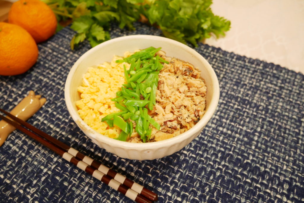 社食惣菜アレンジレシピ「さくらますの3色丼」