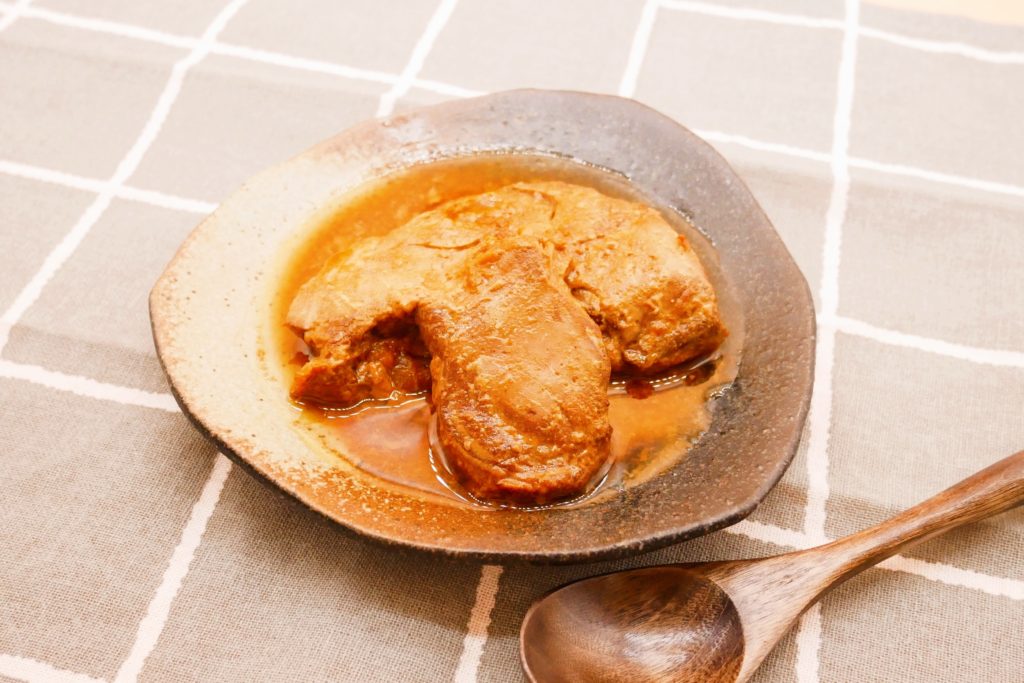 社食惣菜の食べ合せ「スパイス香るまぐろカレー煮」