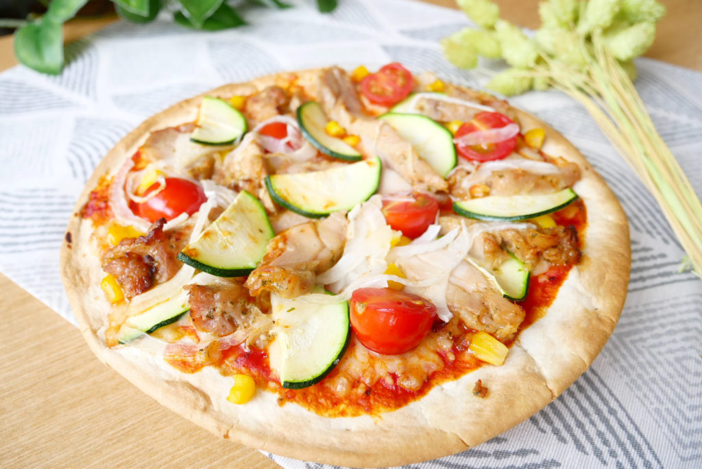 社食惣菜アレンジレシピ「チキンと野菜の彩りピザ」