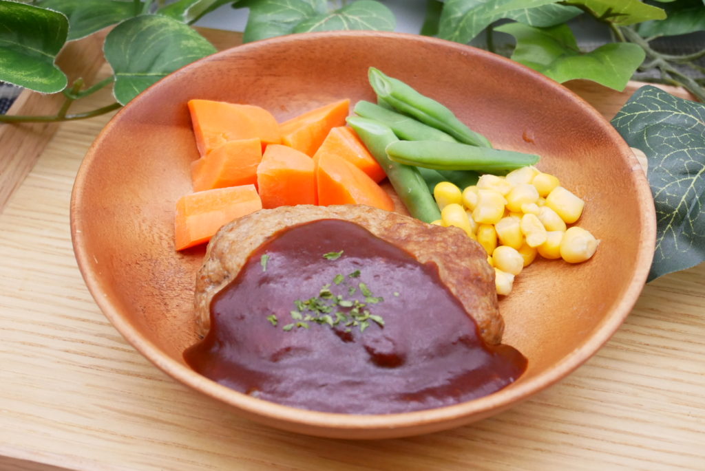 社食惣菜の食べ合せ「デミグラスハンバーグPREMIUM」