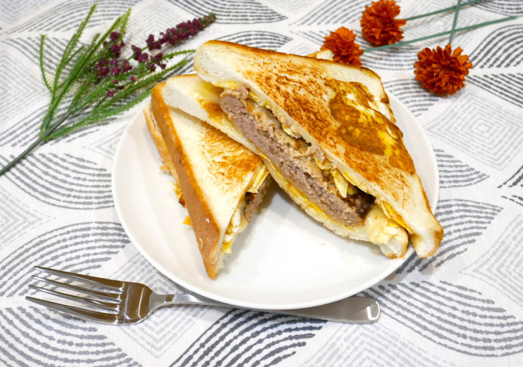 社食惣菜アレンジレシピ「デミハンバーグのホットサンド」