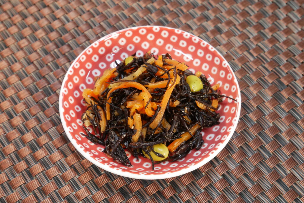 社食惣菜の食べ合せ「コク旨ひじきの煮物」