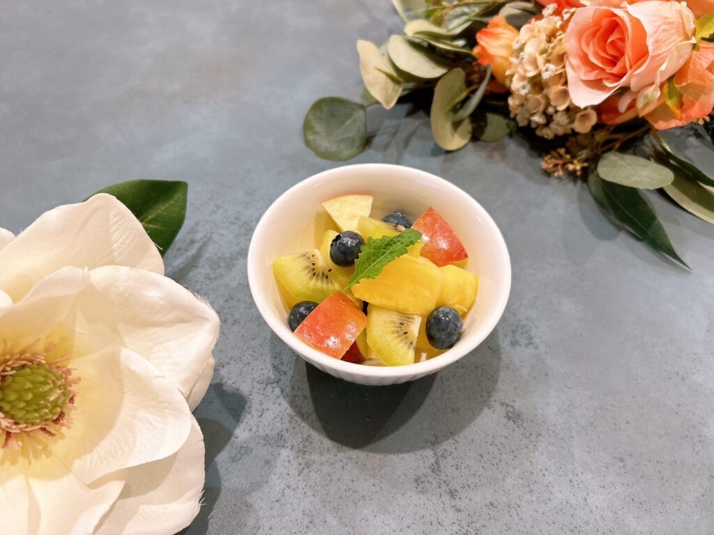 社食惣菜の食べ合せ「4種のフルーツ(ブルーベリー・キウイ・リンゴ・パイン)」