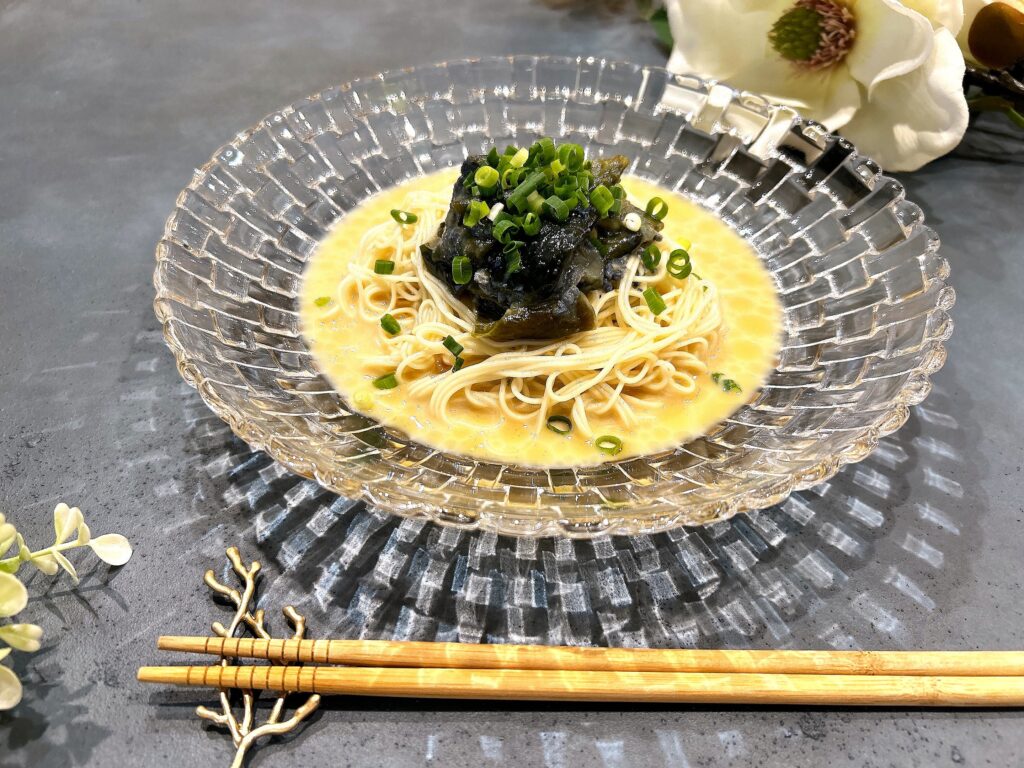 社食惣菜アレンジレシピ「ピリ辛なす味噌の豆乳冷やしそうめん」