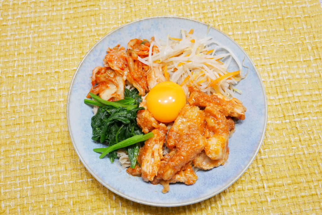 社食惣菜アレンジレシピ「ヤンニョムビビン麺」