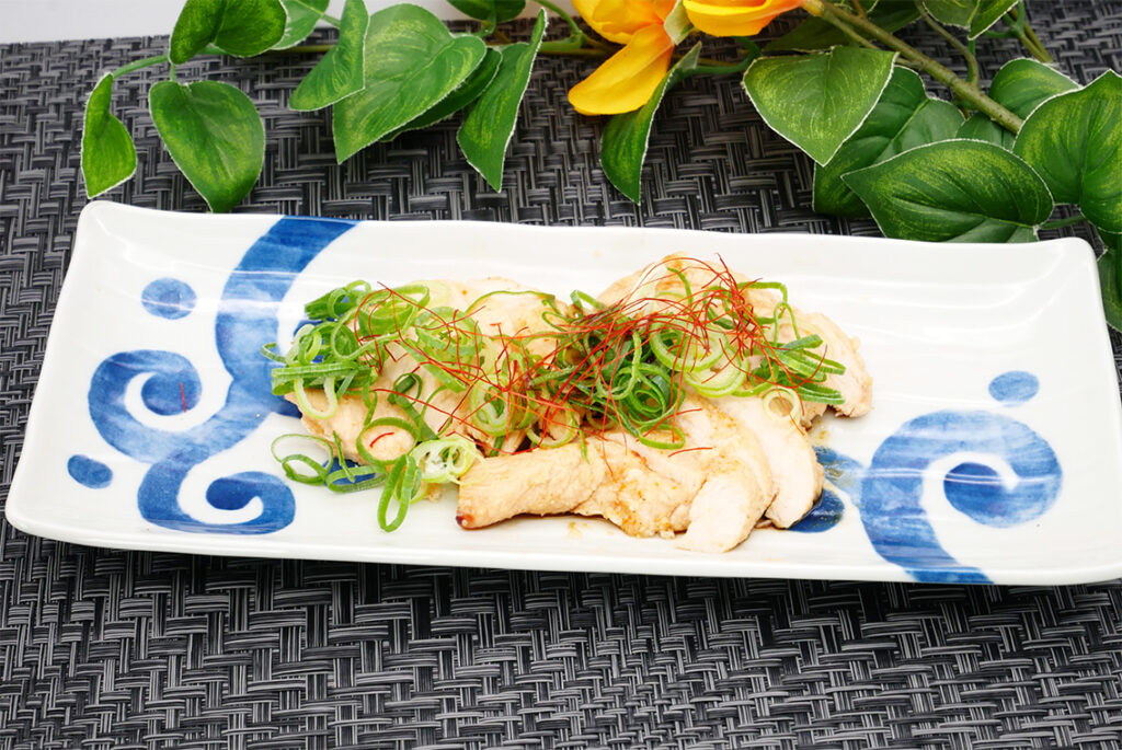 健康的なビジネスランチに最適なピリ辛ごまだれチキン