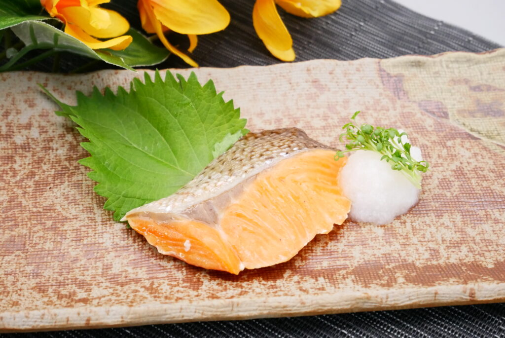 社食惣菜の食べ合せ「トラウトサーモン旨塩焼き」