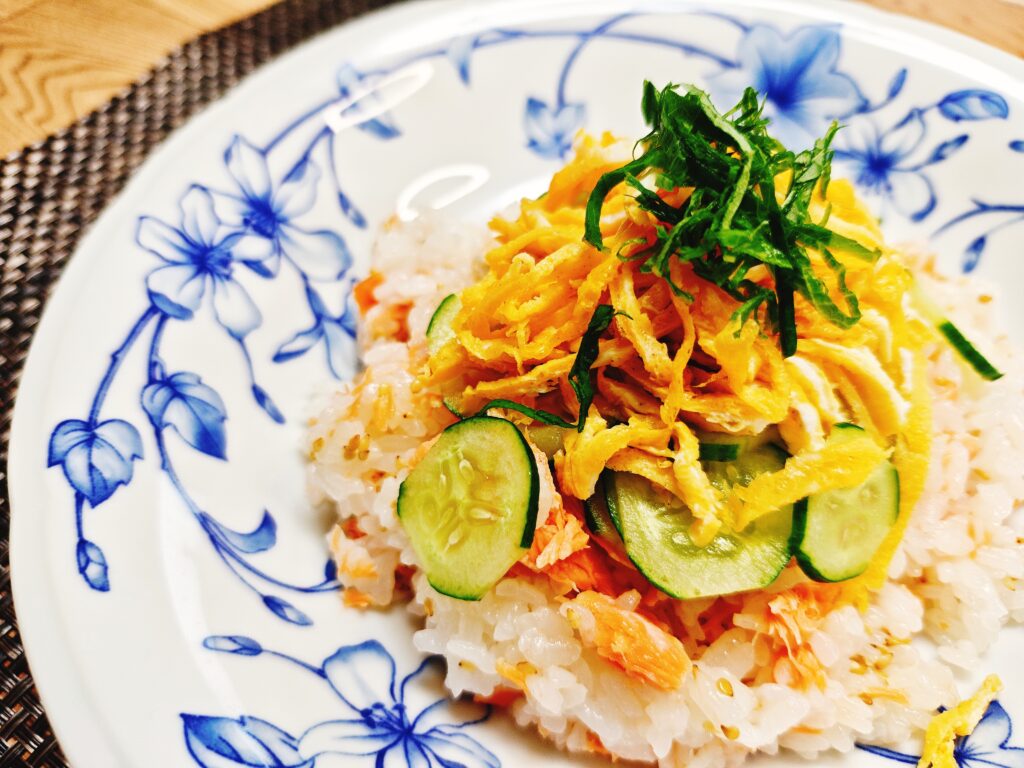 社食惣菜アレンジレシピ「トラウトサーモンの彩りちらし寿司」
