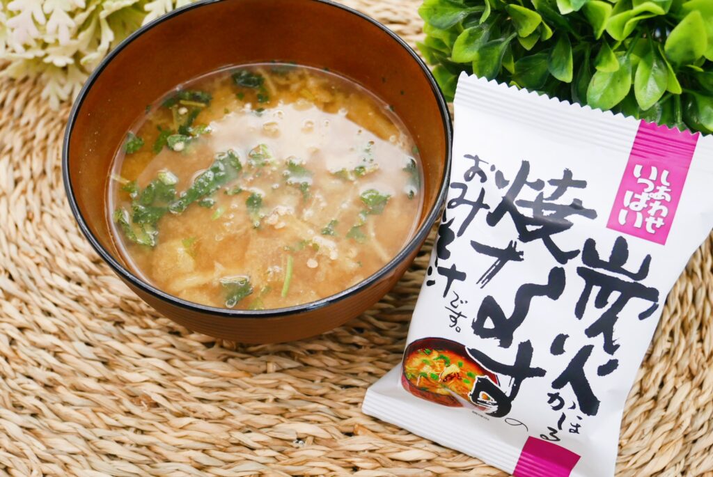 社食惣菜の食べ合せ「炭火かおる焼きナスのおみそ汁」