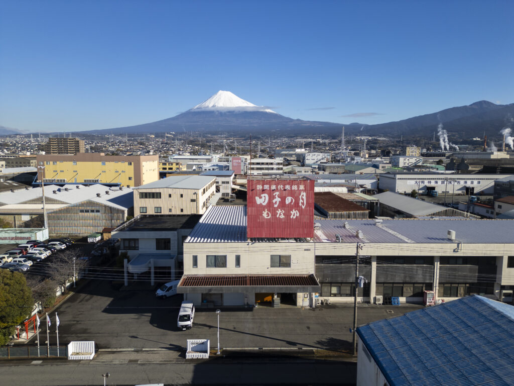 富士山を望む静岡県富士市の田子の月本社工場の外観
