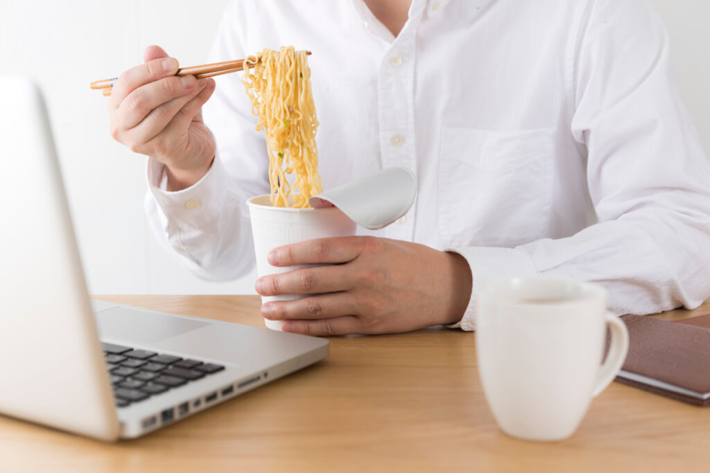 おにぎりやカップ麺だけ？糖質に偏る職場での食事の課題