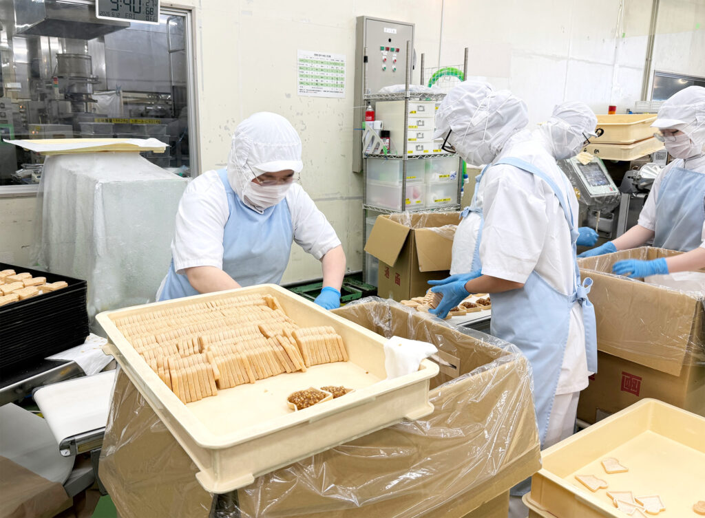 一つひとつ手作業でお菓子を仕上げる田子の月の職人