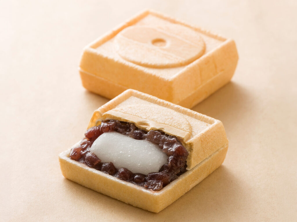 粒餡と求肥餅を包んだ田子の月もなかの断面