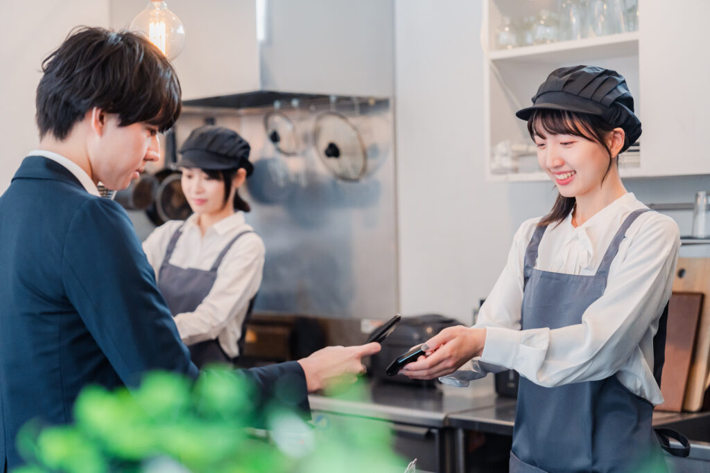カードやアプリ型の食事補助サービスも選択肢に入れてみませんか？