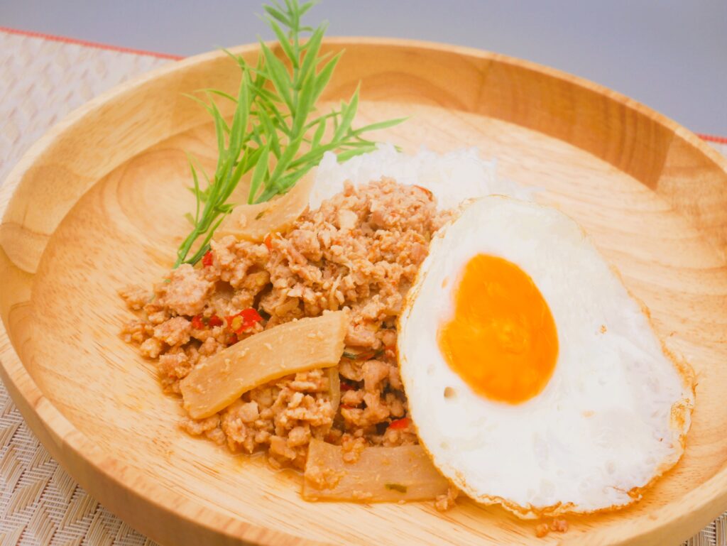 社食惣菜の食べ合せ「アジアンガパオライス」